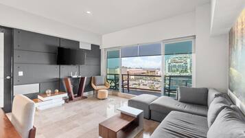 Apartamento panorámico | Zona de estar | Televisión LED de 50 pulgadas con canales digitales