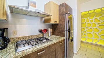 Comfort Apartment | Private kitchen | Microwave, cookware/dishes/utensils, spices, cleaning supplies