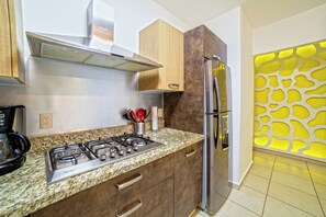 Appartement Confort | Cuisine privée | Micro-ondes, batterie de cuisine, vaisselle et ustensiles, épices