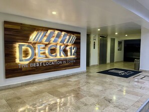 L'ingresso di un hotel con un grande cartello che riporta 