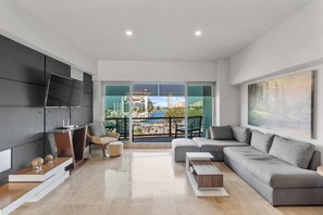 Panoramic-Apartment | Wohnbereich | 50-Zoll-LED-Fernseher mit Digitalempfang