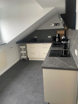 Mikrowelle, Ofen, Herdplatte, Geschirrspüler