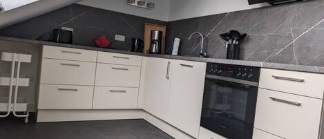 Micro-ondes, four, plaque de cuisson, lave-vaisselle