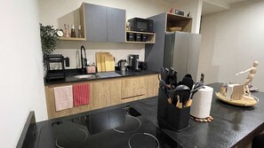 冷蔵庫、電子レンジ、コンロ、コーヒー / ティーメーカー