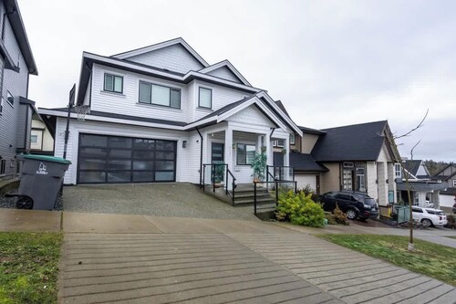 Bright & Modern Surrey Gem w/ Queen Beds & Parking