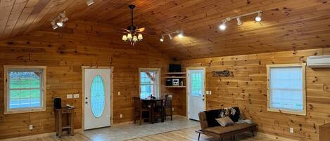 Televisión, chimenea y estéreo