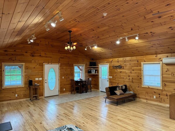 Télévision, cheminée, chaîne hi-fi