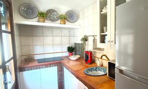 Réfrigérateur, micro-ondes, plaque de cuisson, cafetière/bouilloire