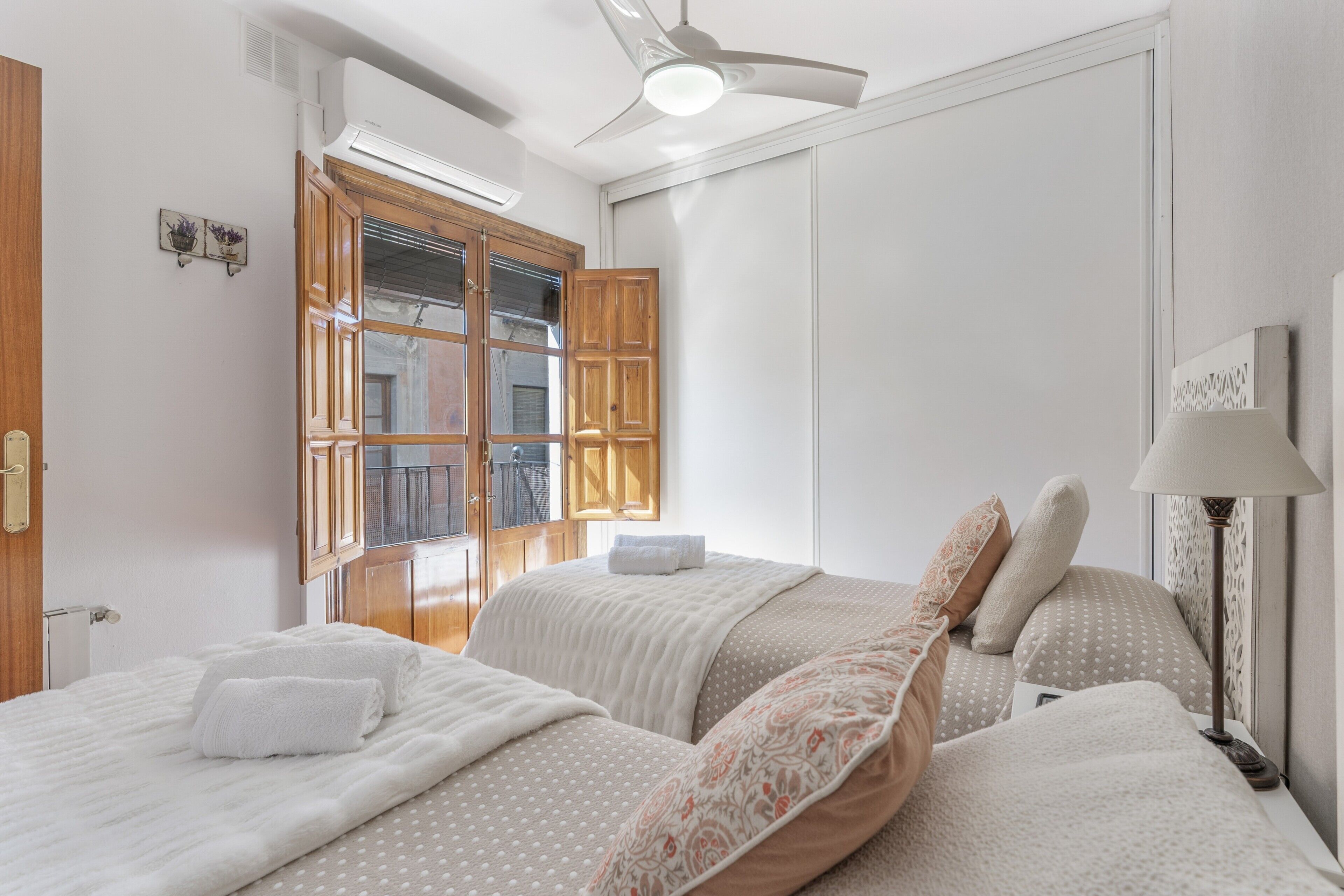 2 habitaciones, tabla de planchar con plancha, wifi y ropa de cama 