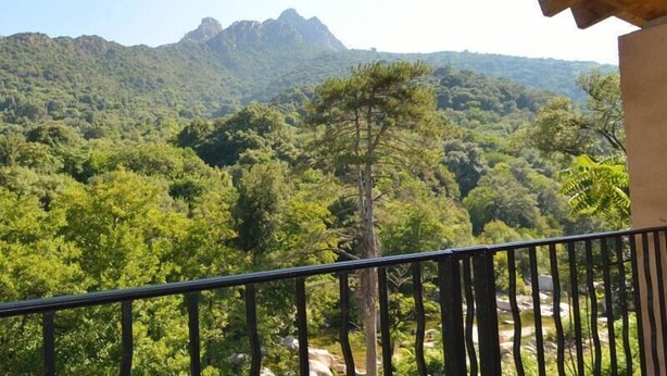 A balcony with a view of a forested mountain range. - casa del torrent (Ota)