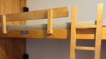 2 bedrooms, iron/ironing board, WiFi