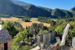 Property grounds - Mountain-view eco-friendly cottage (Marcoux)