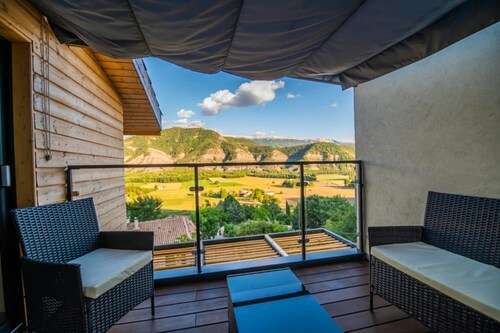 Mountain-view eco-friendly cottage