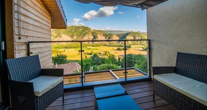 Mountain-view eco-friendly cottage