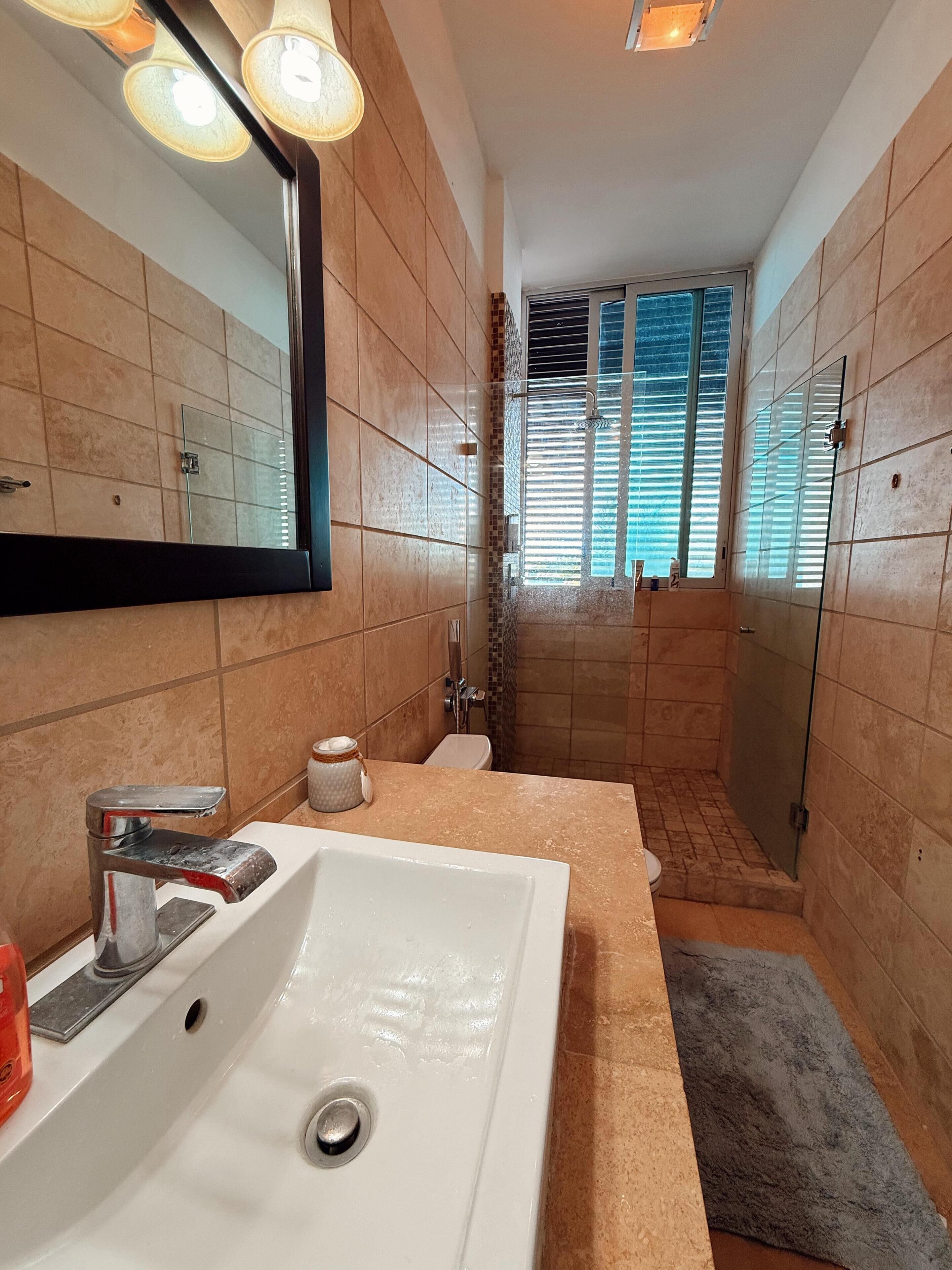 Douche, sèche-cheveux, serviettes fournies, savon