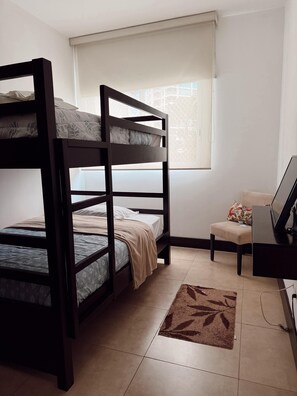 3 chambres, fer et planche à repasser, Wi-Fi gratuit, draps fournis