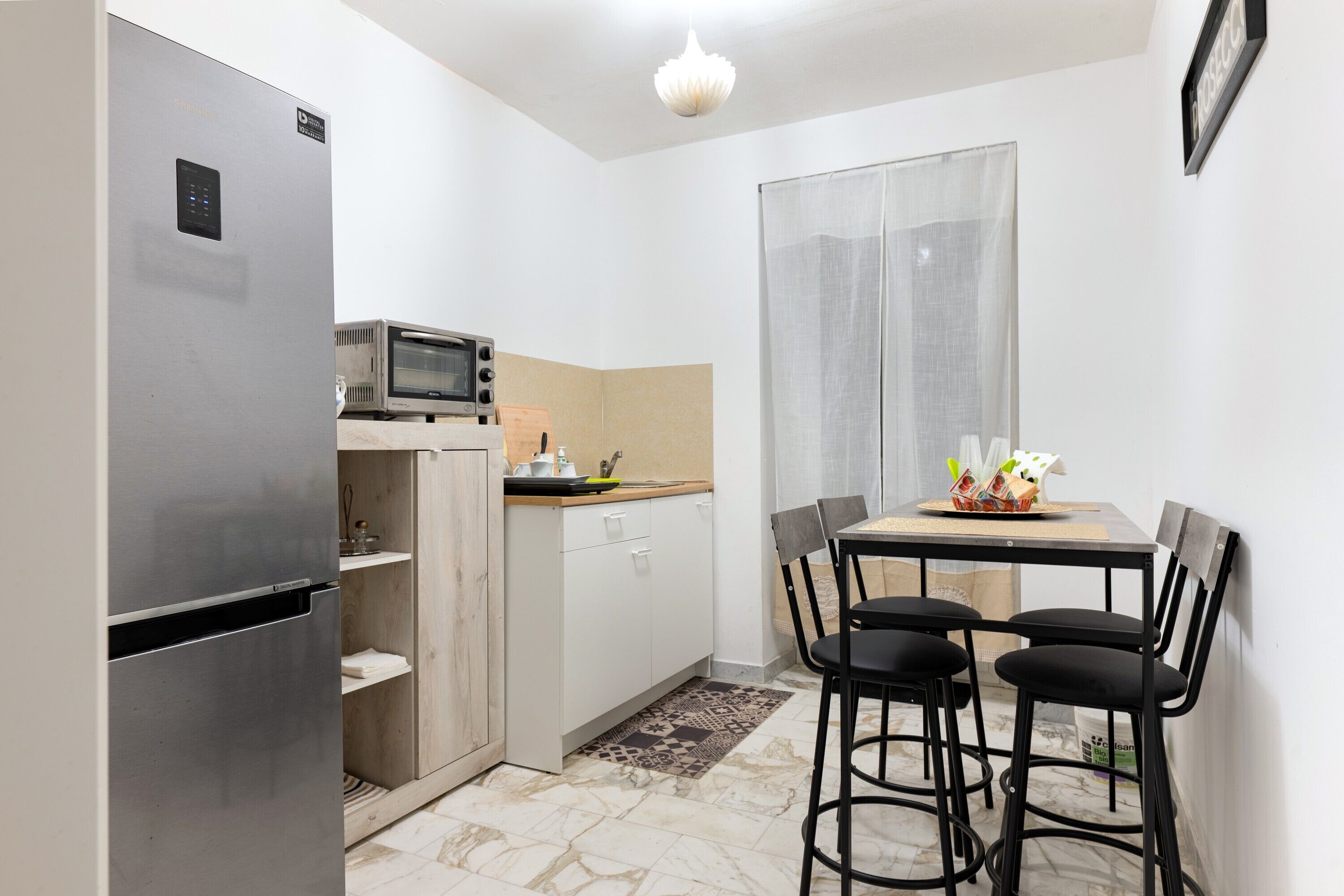 Kühlschrank, Ofen, Herdplatte, Wasserkocher mit Kaffee-/Teezubehör