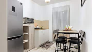 Fridge, oven, stovetop, coffee/tea maker