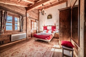 4 bedrooms, iron/ironing board, WiFi - Chalet 'La Ferme De La Vora' with Mountain View, Private Terrace and Wi-Fi (CHATEL)