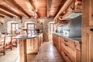 Fridge, microwave, oven, stovetop - Chalet 'La Ferme De La Vora' with Mountain View, Private Terrace and Wi-Fi (CHATEL)