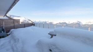 A snowy outdoor area with a wooden bench and a metal railing, overlooking snow-covered mountains. - Apartment “Lesetoilesdelaplagne - Le Diamant” with Mountain View and Private Terrace (aime la plagne)
