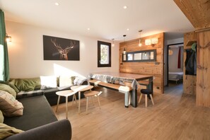 Interior - Apartment 'Lesetoilesdelaplagne Le Quartz' with Mountain View, Balcony and Wi-Fi (La Plagne Tarentaise)