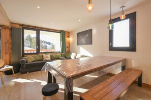 Interior - Apartment 'Lesetoilesdelaplagne Le Quartz' with Mountain View, Balcony and Wi-Fi (La Plagne Tarentaise)