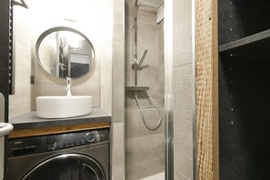 Shower, hair dryer - Apartment 'Lesetoilesdelaplagne Le Quartz' with Mountain View, Balcony and Wi-Fi (La Plagne Tarentaise)