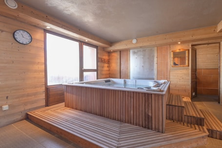 Interior. Apartment 'Chalet 14' with Mountain View and Balcony