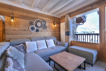 TV, fireplace. Lesetoilesdelaplagne Chalet 17 Apartment with Mountain View and Balcony