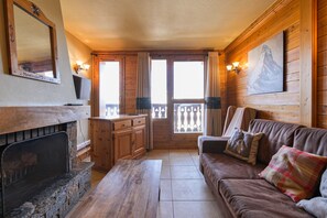 TV, fireplace