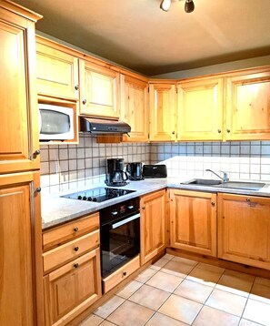 Refrigerador, microondas, horno, placa de cocina