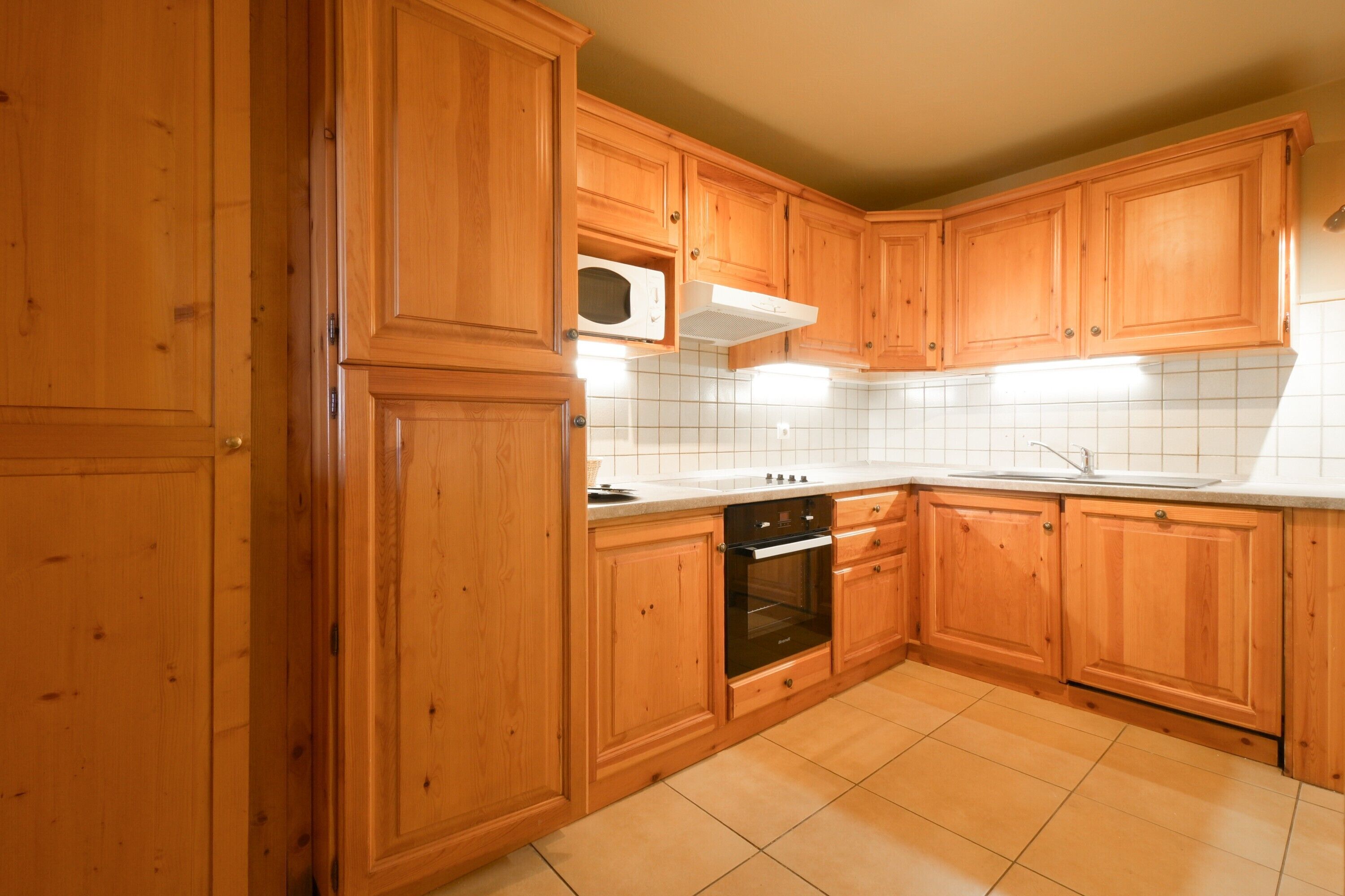 Réfrigérateur, four à micro-ondes, un four, surface de cuisson