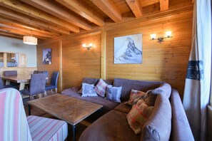 TV, fireplace - Apartment 'Lesetoilesdelaplagne Chalet 19' with Mountain View and Balcony (La Plagne Tarentaise)