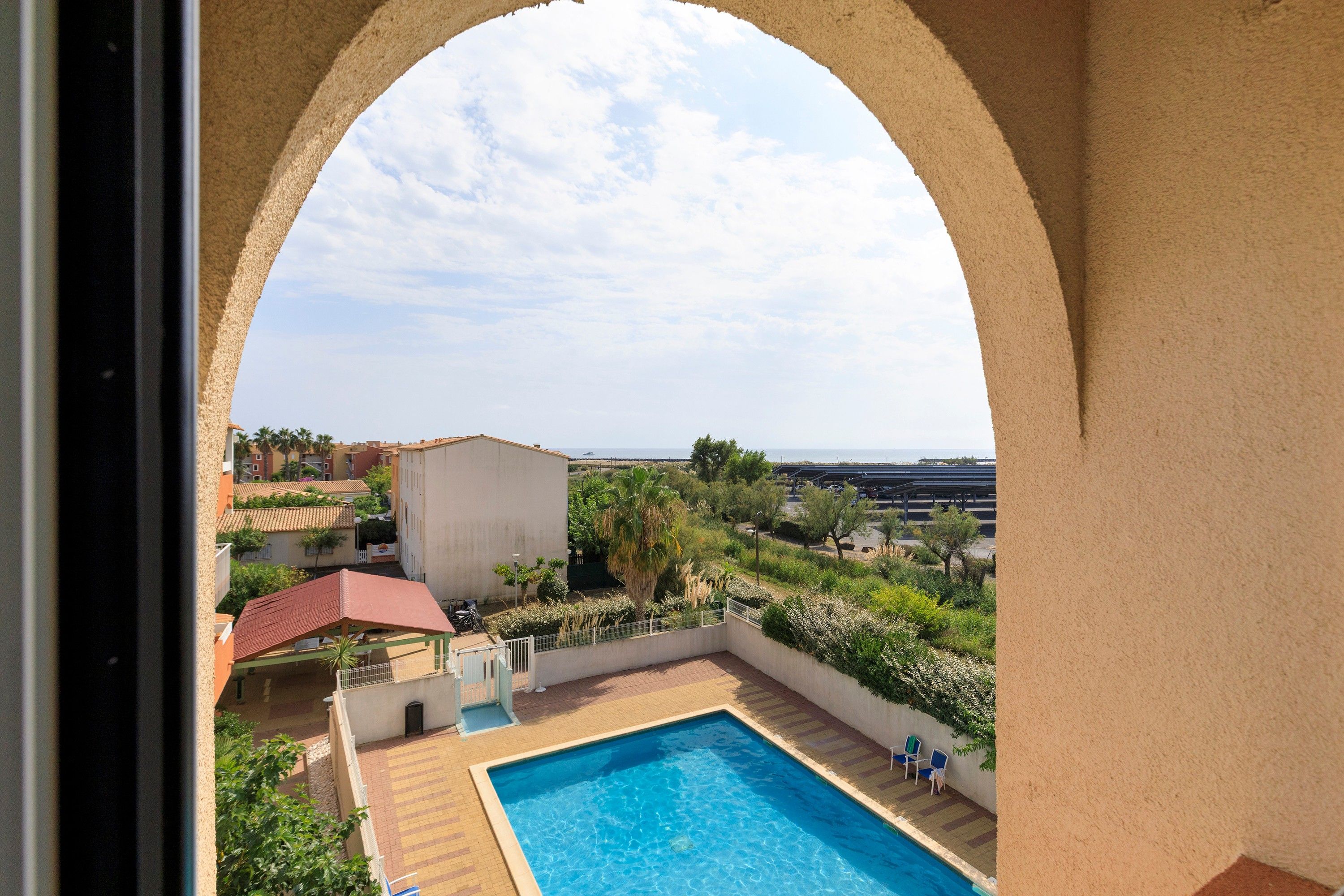 Ein Pool mit Blick auf eine Wohngegend und eine Brücke in der Ferne.