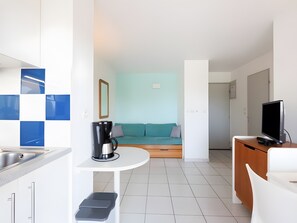Interior - Apartment 'Cap d’Agde - Primavera - 1' with Shared Pool, Private Terrace and Air Conditioning (Agde)