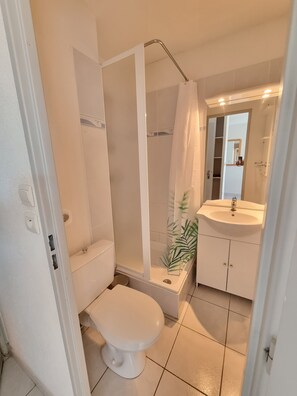 Shower - Apartment 'Cap d’Agde - Primavera - 1' with Shared Pool, Private Terrace and Air Conditioning (Agde)