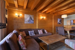 TV, fireplace - Apartment 'Lesetoilesdelaplagne Chalet 20' with Mountain View and Balcony (La Plagne Tarentaise)