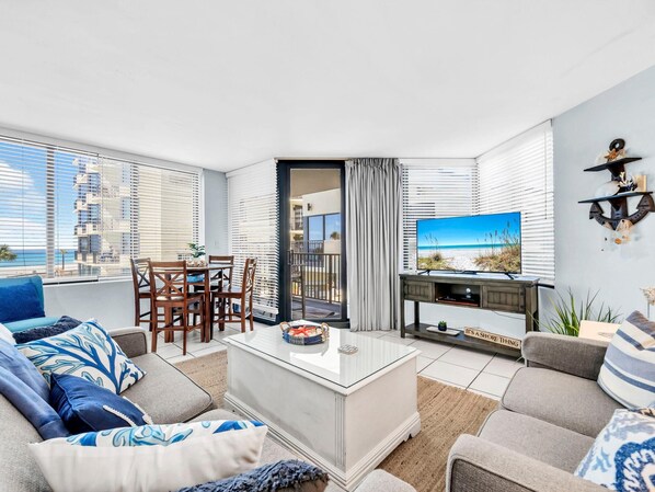 Condo, 1 cama Queen e sofá-cama (Sunbird 212E) | Área de estar