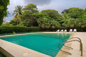 حمّام سباحة خارجي