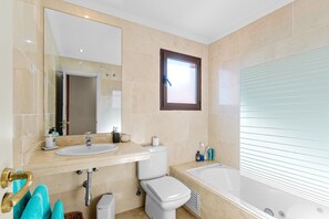 Shower, hair dryer, towels - Apartment 'Ático De Lujo Con Vistas Al Mar' with Sea View, Wi-Fi and Air Conditioning (ESTEPONA)