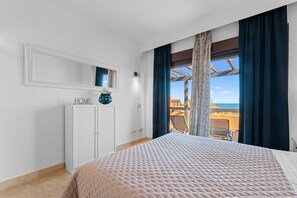Tabla de planchar con plancha, wifi y ropa de cama 