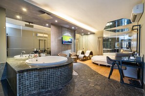 Chuveiro, bidê, toalhas de banho 