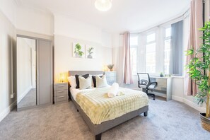 Apartment - Spacious 4-Bedroom House with Garden (Cardiff)