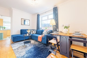 Apartment | Living area - Spacious 4-Bedroom House with Garden (Cardiff)