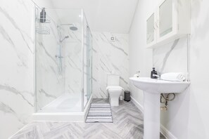 Bathroom - Spacious 4-Bedroom House with Garden (Cardiff)