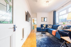 Living area - Spacious 4-Bedroom House with Garden (Cardiff)
