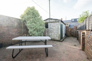 Terrace/patio - Spacious 4-Bedroom House with Garden (Cardiff)