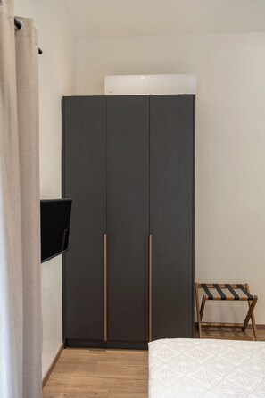 3 chambres, fer et planche à repasser, Wi-Fi, draps fournis