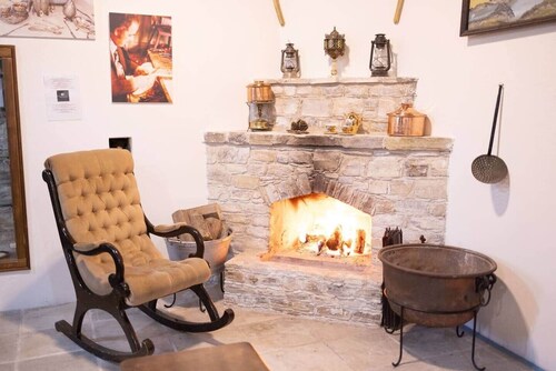 Lazaros Stonehouse ( Room2)